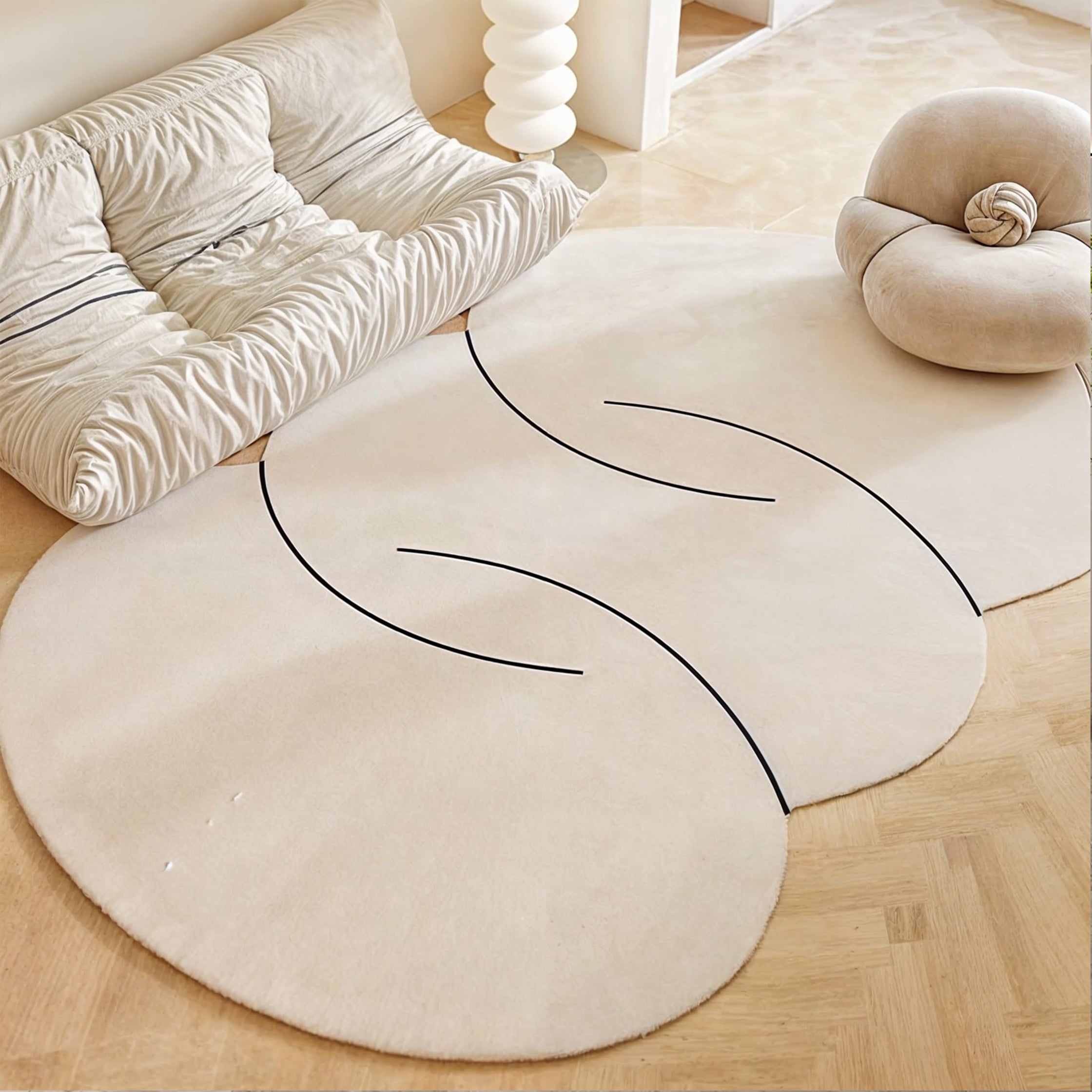 Hayle Matta: Rundt ullteppe med uregelmessig form og minimalistisk stil