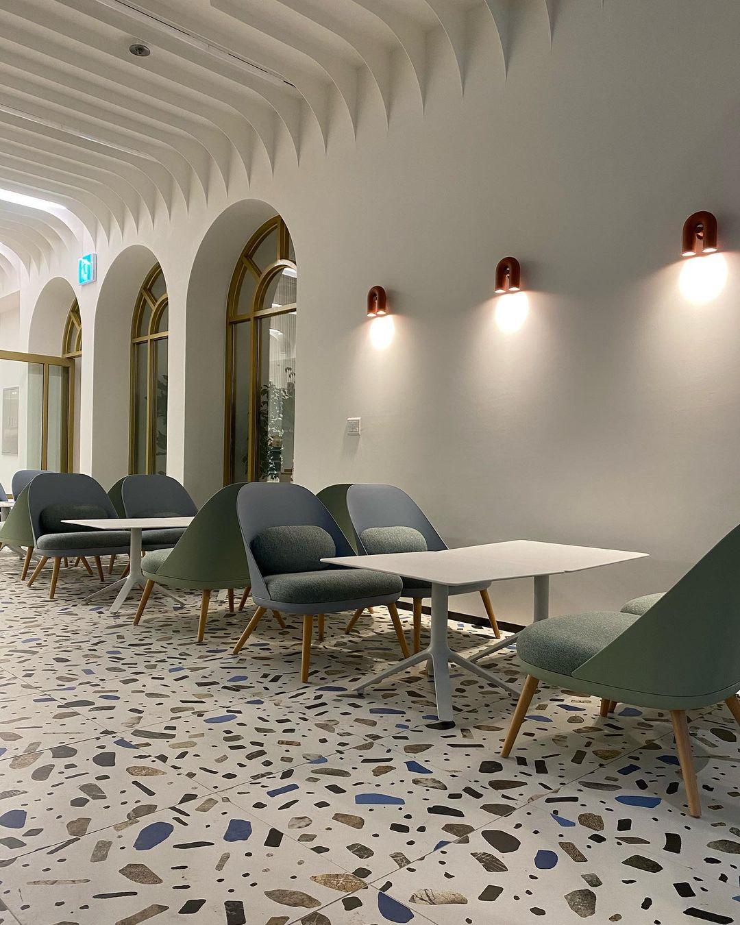 Samtida U-formad Vägglampa