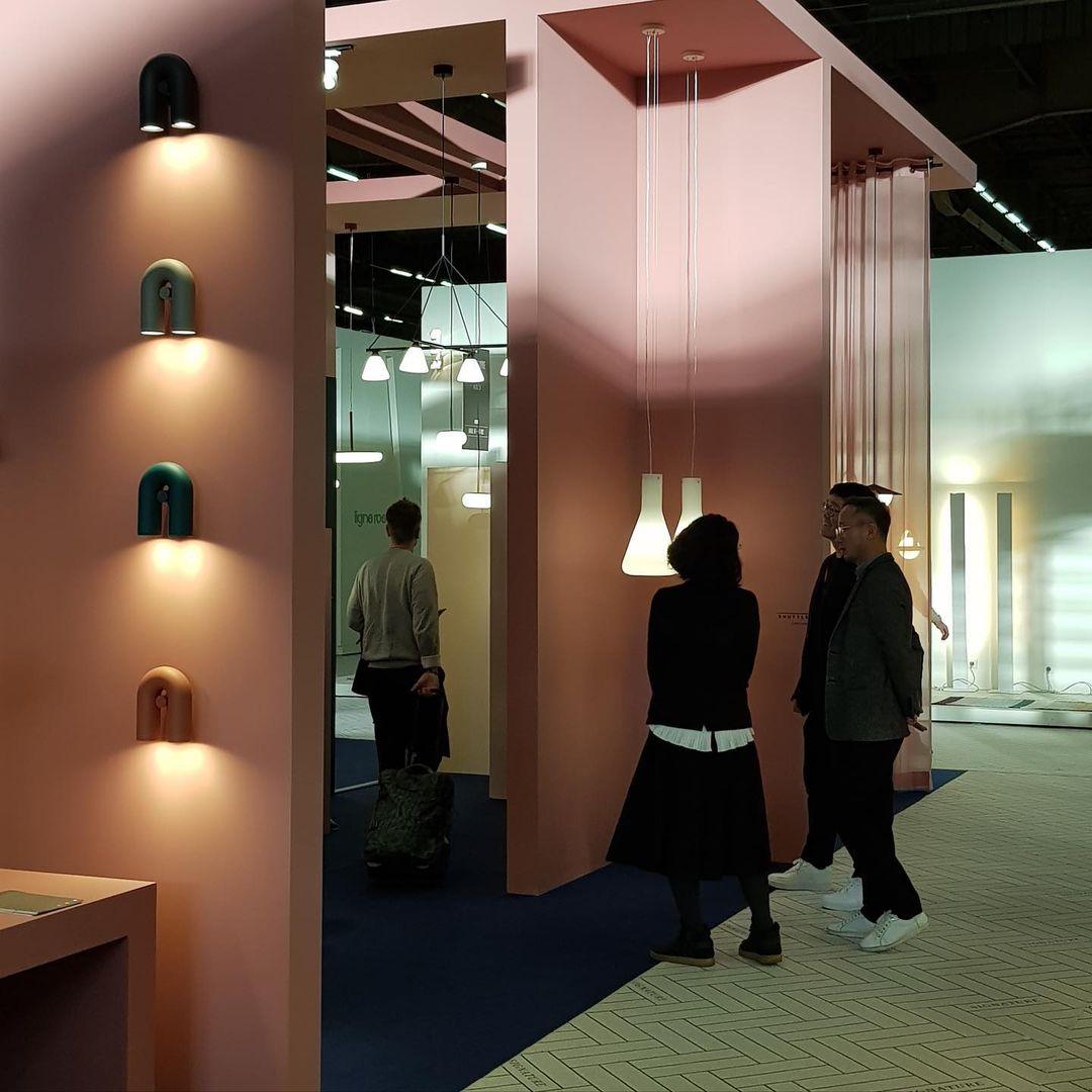 Samtida U-formad Vägglampa