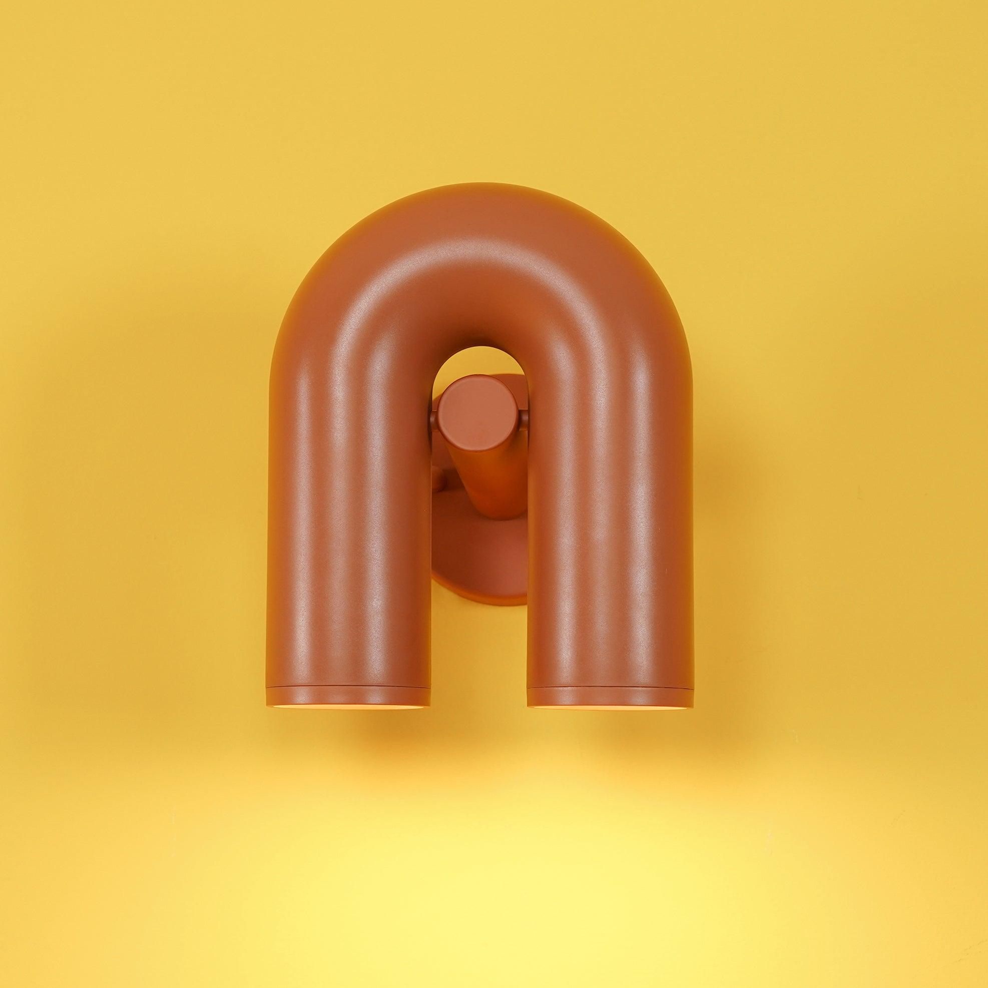 Samtida U-formad Vägglampa