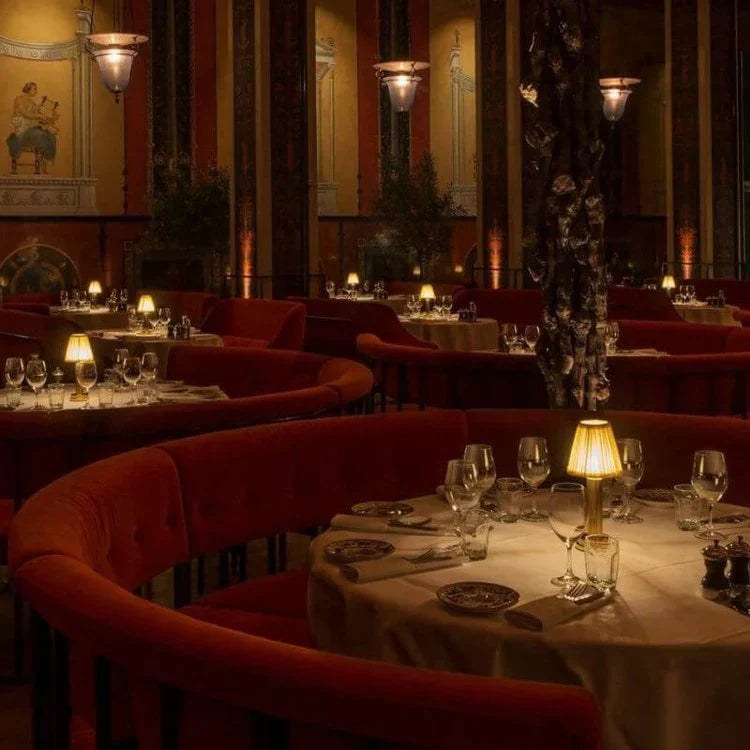 Bordslampa med guldbas och tygskärm