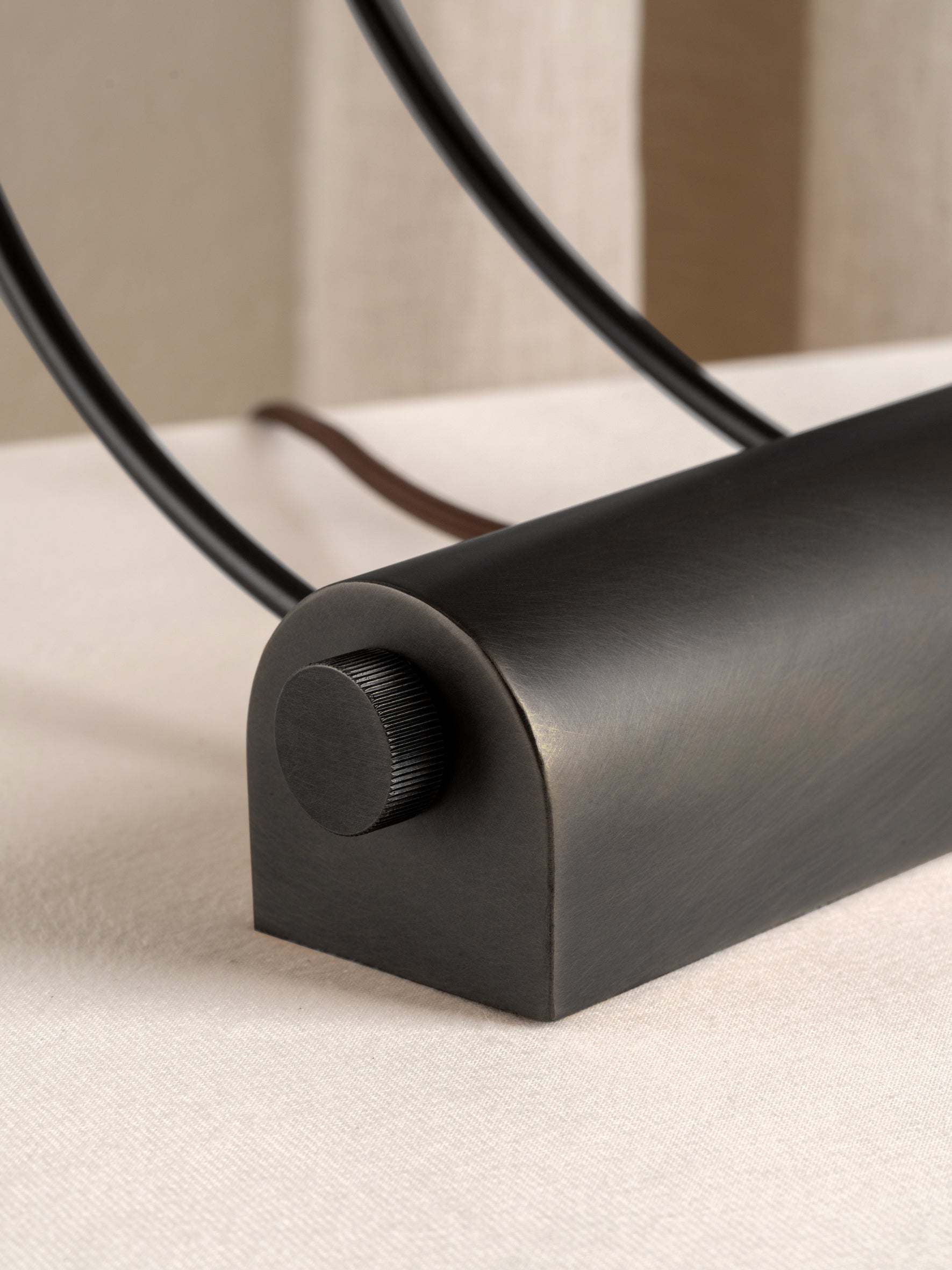 Deska Bronze Bordlampa | Elegant Arbetsbelysning | Rotationsdimmer | Linne Skärm | 15" Höjd | Brick by Brick