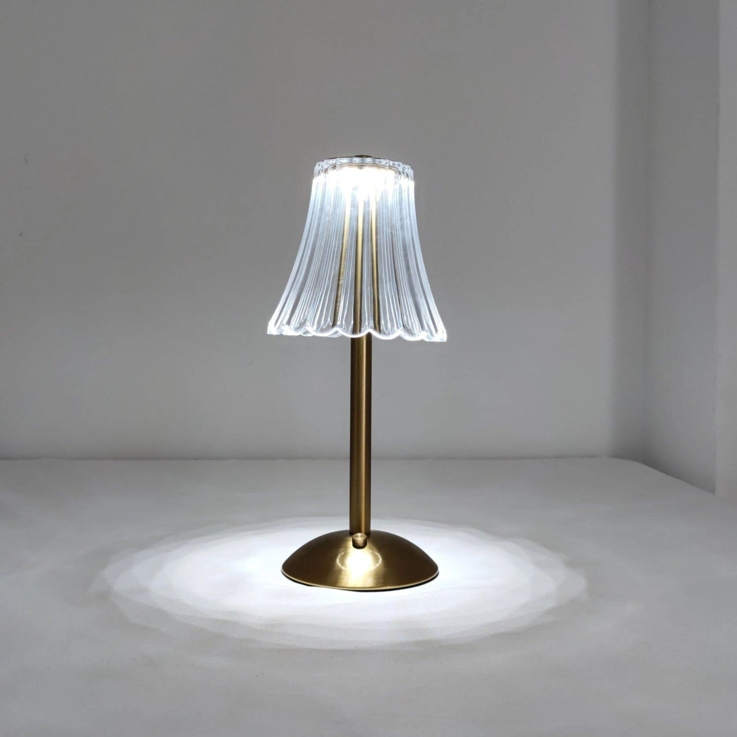 Elegant kristall-LED-bordslampa med mässingsfot – Vintage-inspirerad design