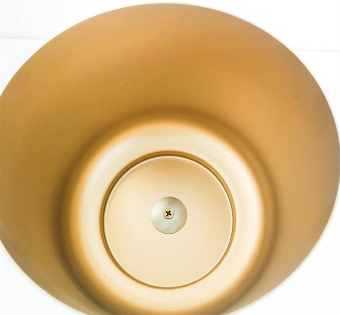 Elegant växtställ av guldmetal med träbas - Perfekt för din inredning