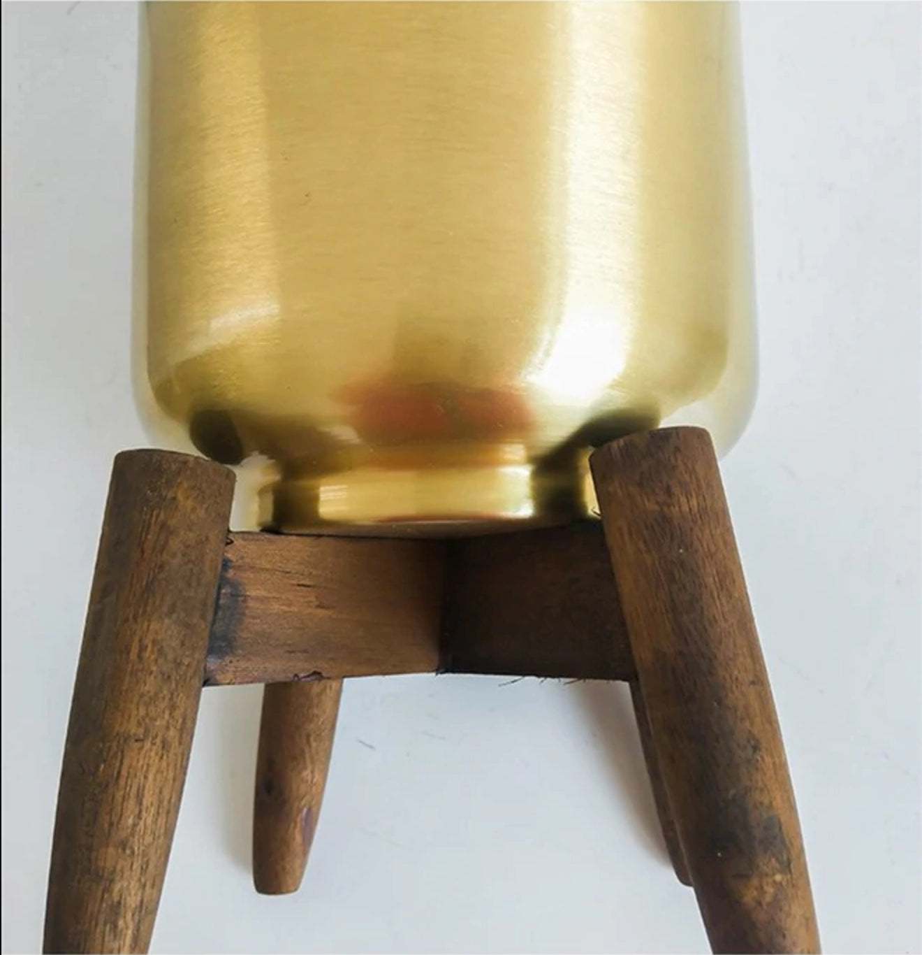 Elegant växtställ av guldmetal med träbas - Perfekt för din inredning