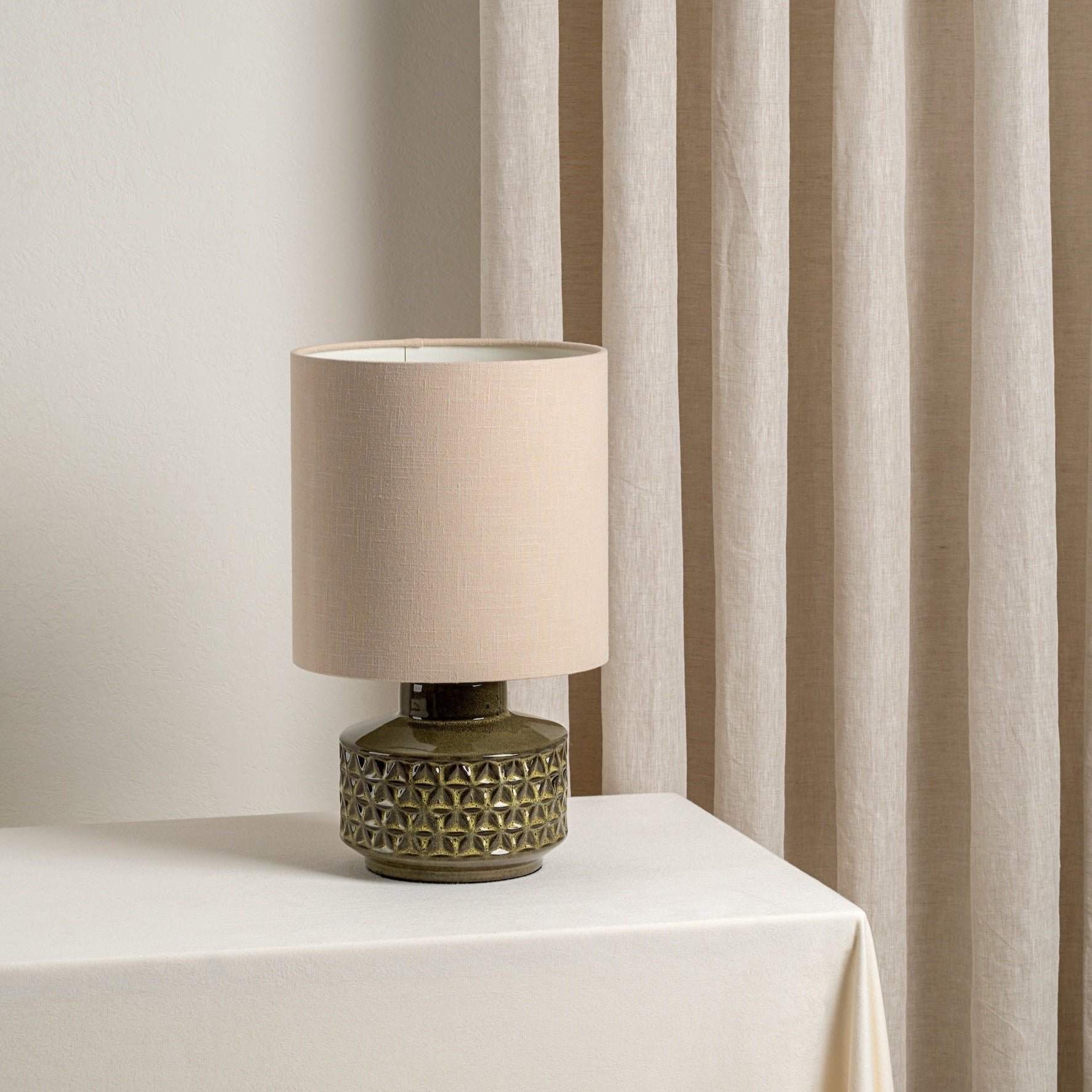 Glaserad Keramisk Bordsbelysning | Mid-Century Nattduksbordslampa | Naturlig Linneskärm | 15" | Brick by Brick