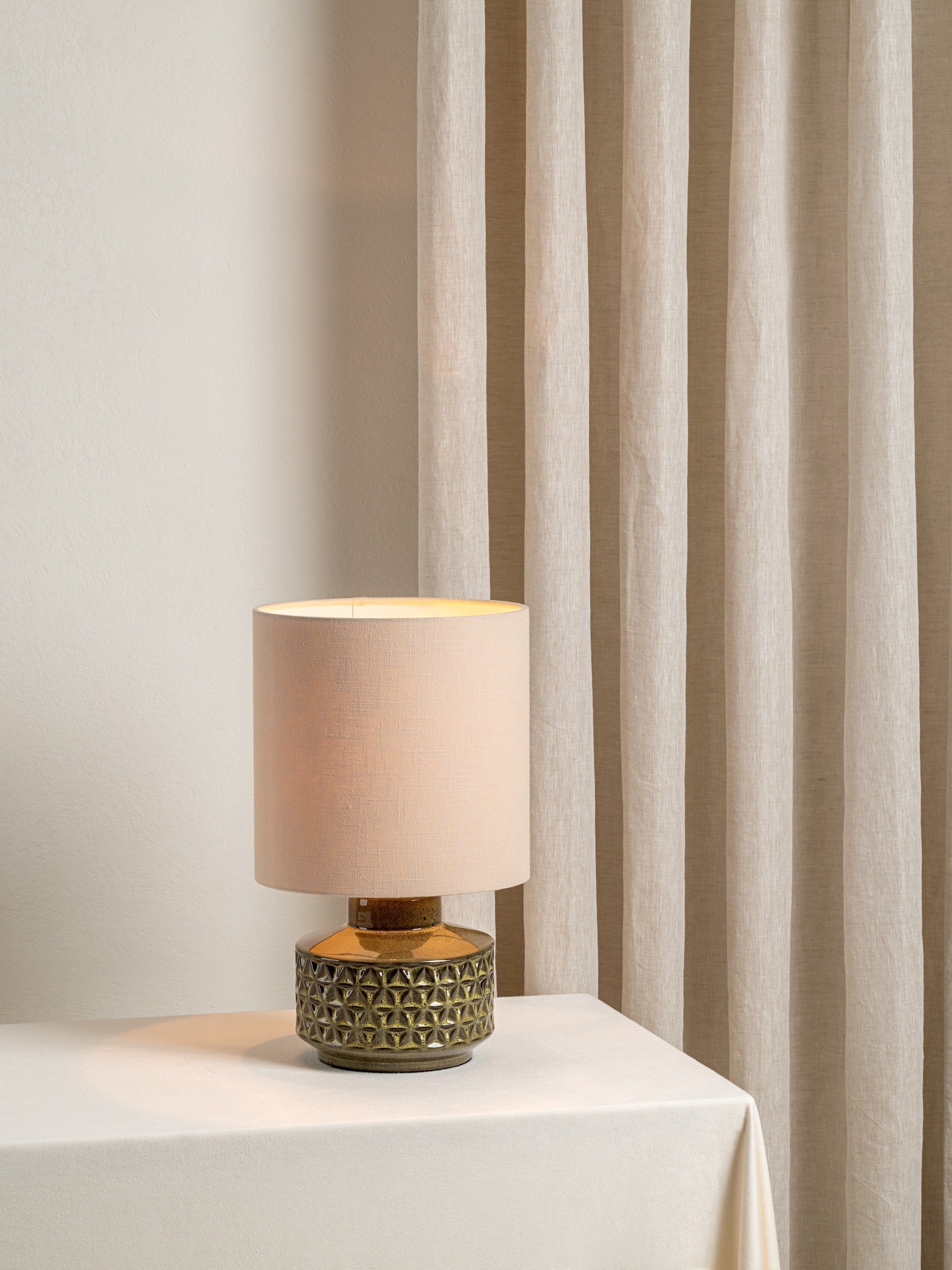 Glaserad Keramisk Bordsbelysning | Mid-Century Nattduksbordslampa | Naturlig Linneskärm | 15" | Brick by Brick
