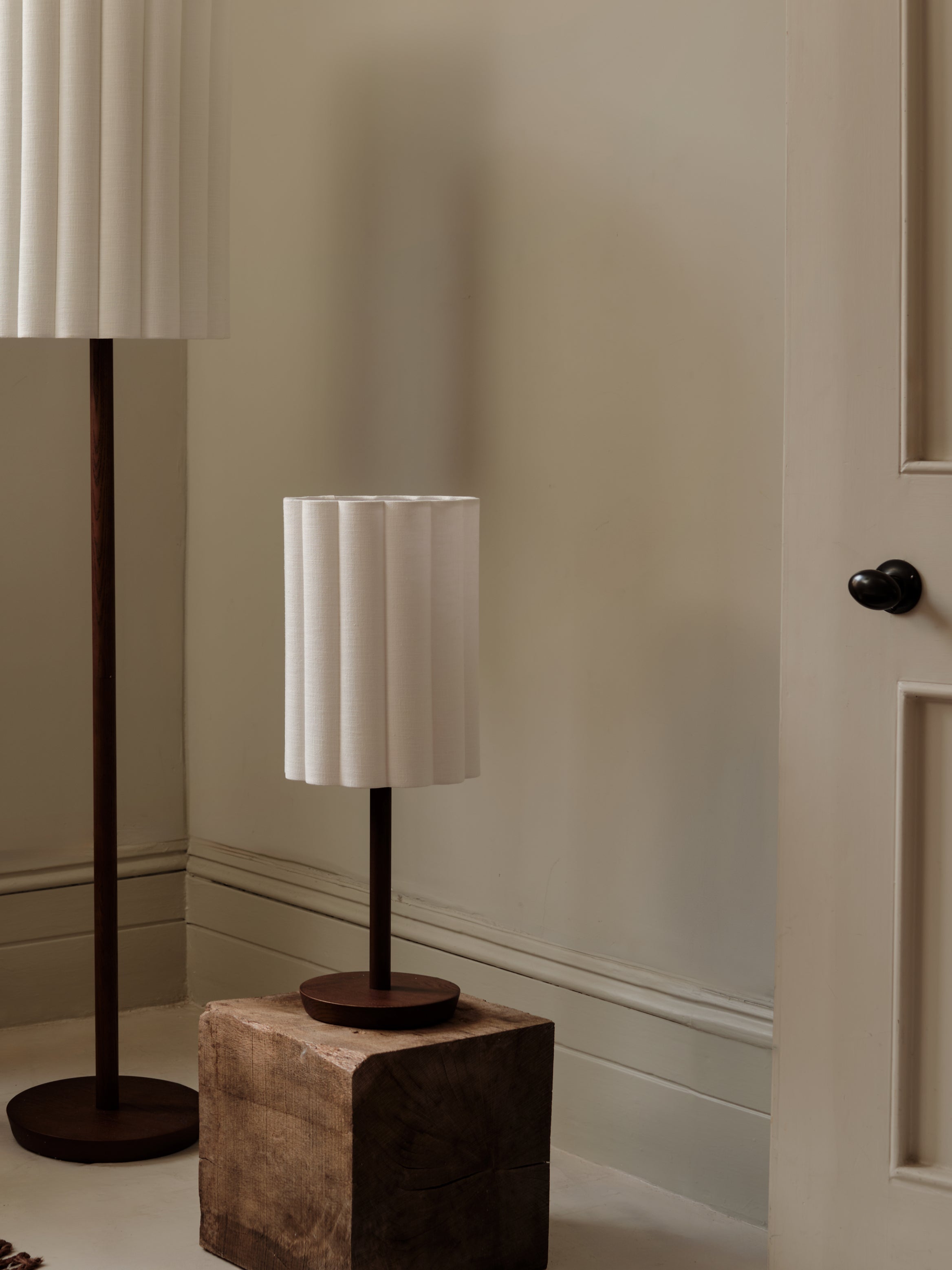 Folia Bordslampa | Elegant Sänglampor | 24 Valnöt Bas & Linne Skärm | Brick by Brick