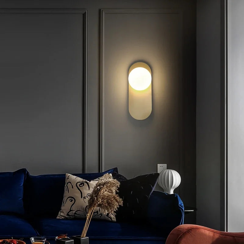 GlowSphere - Modern LED Vägglampa med Glaskula för Vardagsrum och Hall