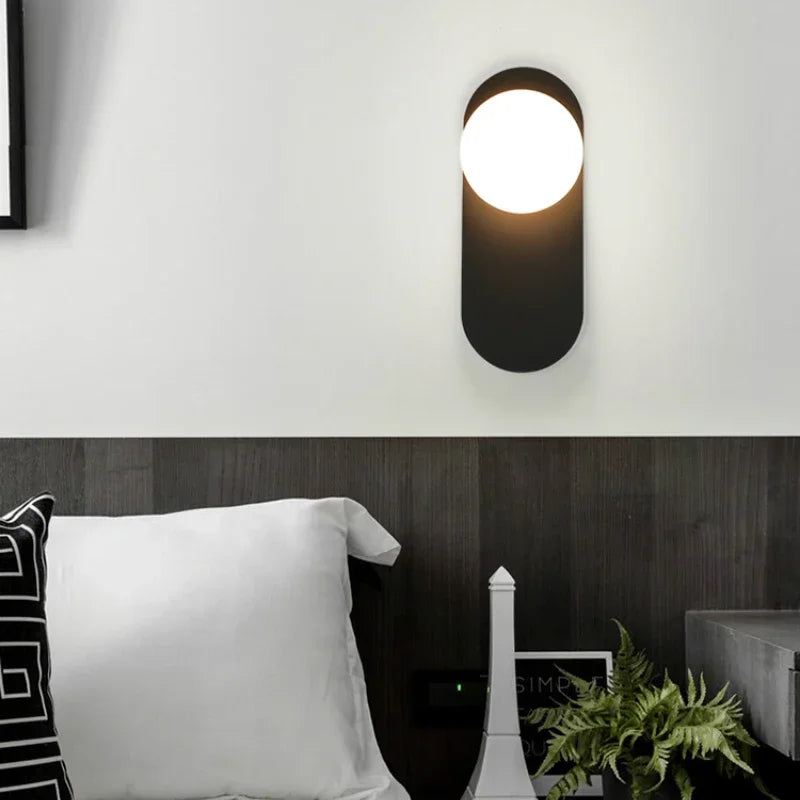 GlowSphere - Modern LED Vägglampa med Glaskula för Vardagsrum och Hall