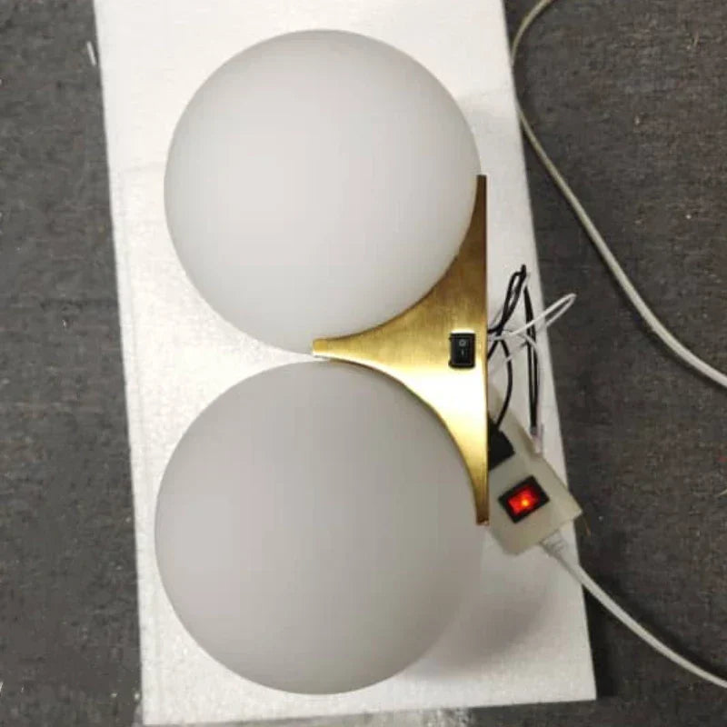 DualGlow - Guld Vägglampa med Dubbel Glasskula