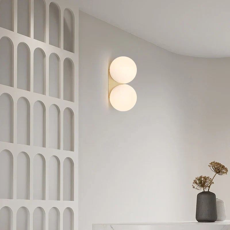 DualGlow - Guld Vägglampa med Dubbel Glasskula