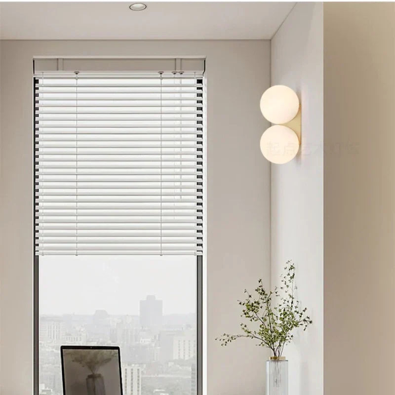 DualGlow - Guld Vägglampa med Dubbel Glasskula