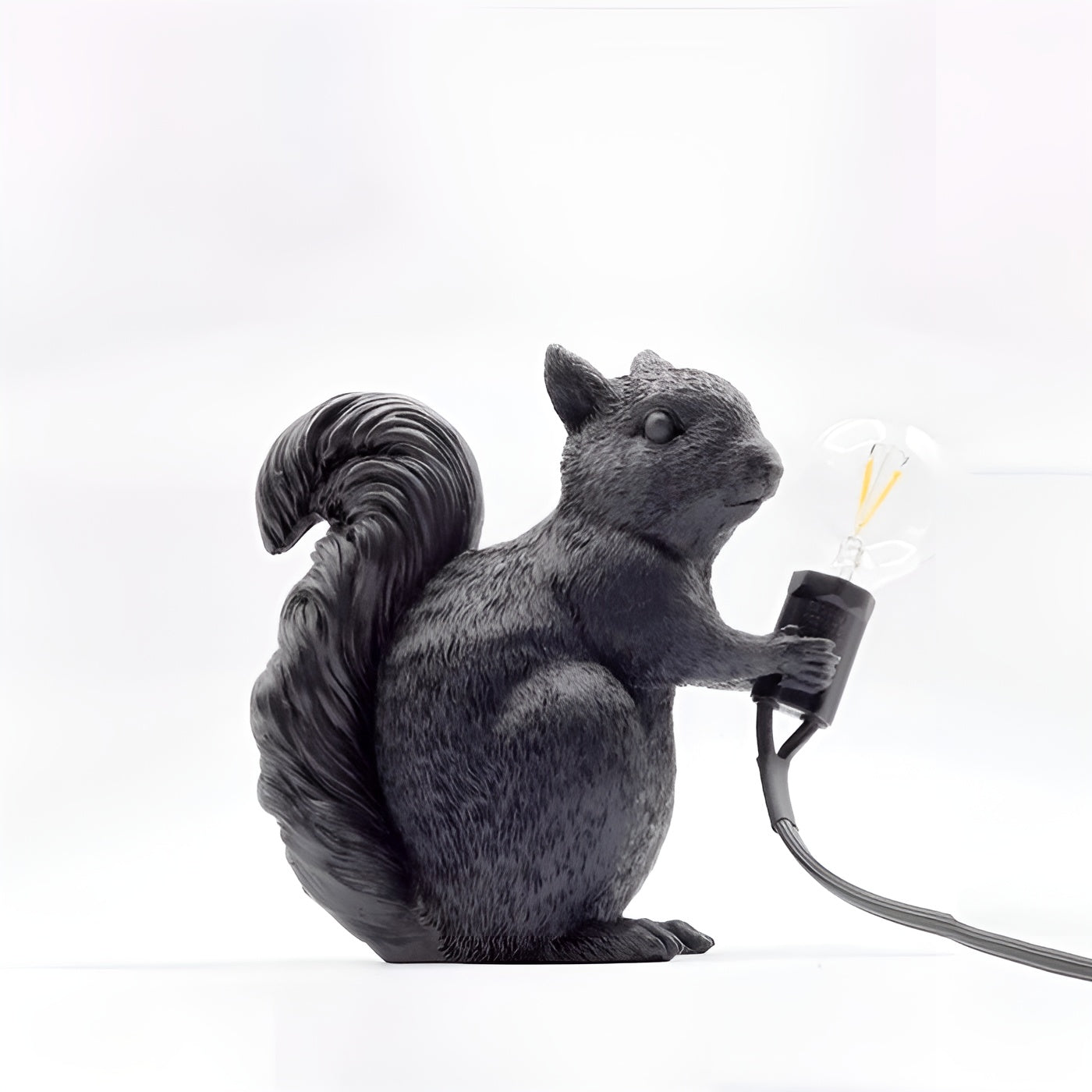 Bordslampa med ekorrfigur – Söt dekordetalj i nordisk design