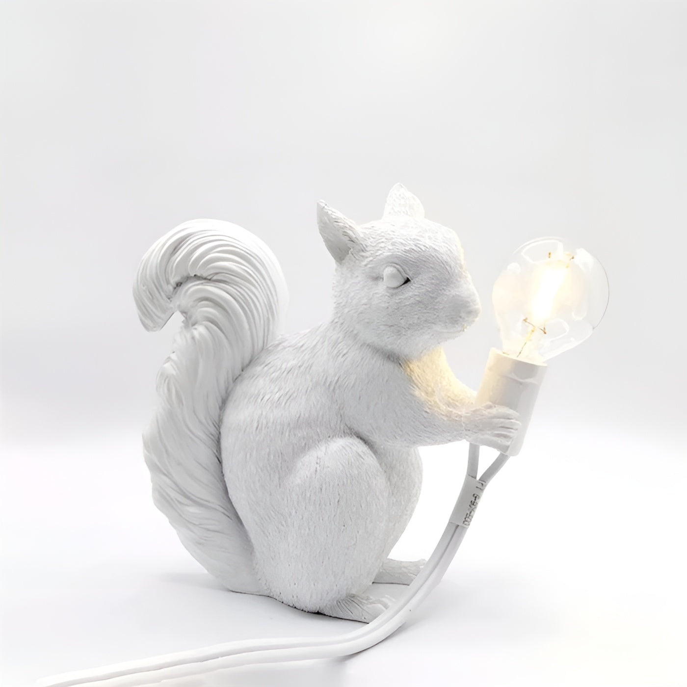 Bordslampa med ekorrfigur – Söt dekordetalj i nordisk design