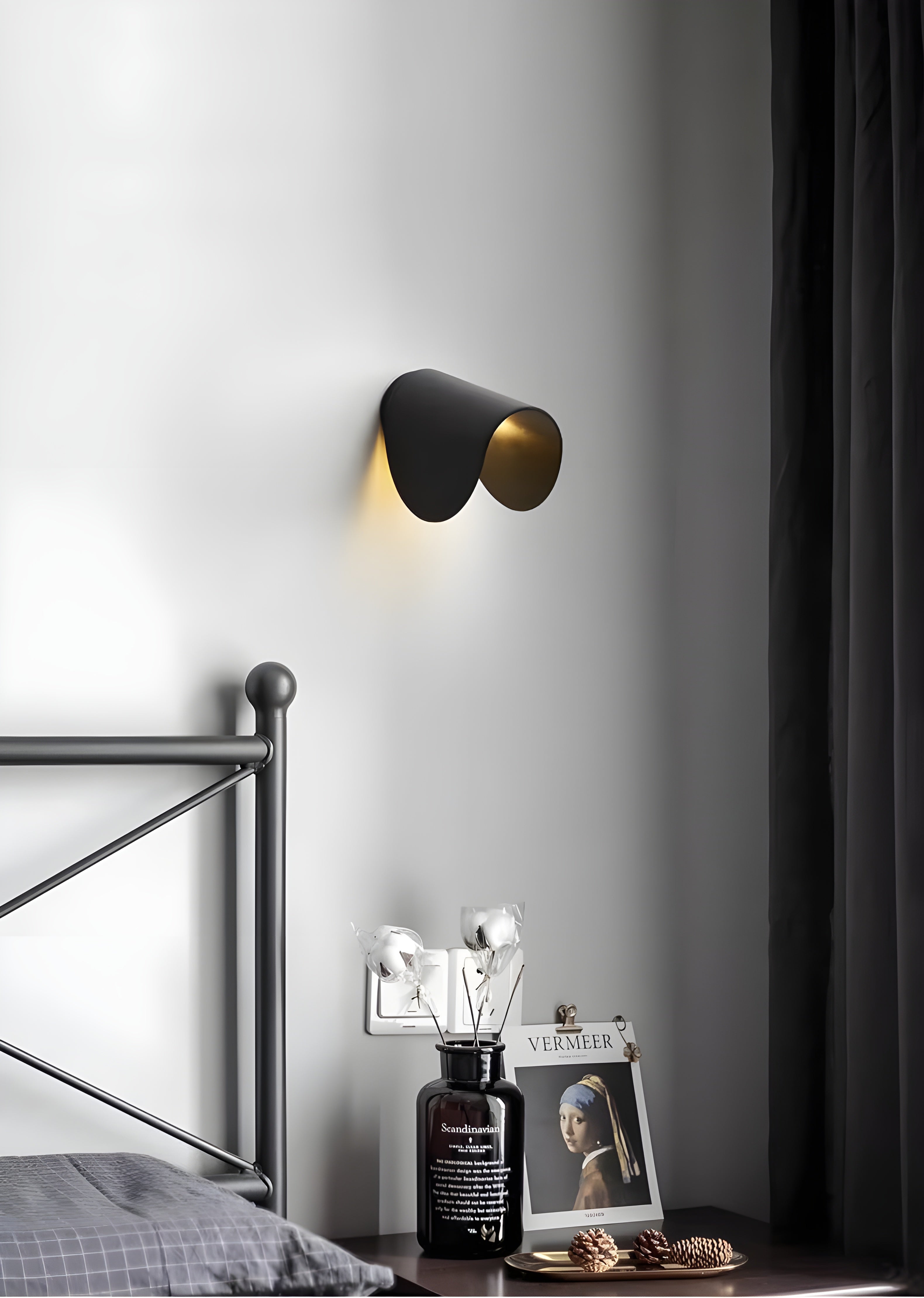 Arcella | Dimbar LED-vägglampa i kurvig design för varmt ambientljus