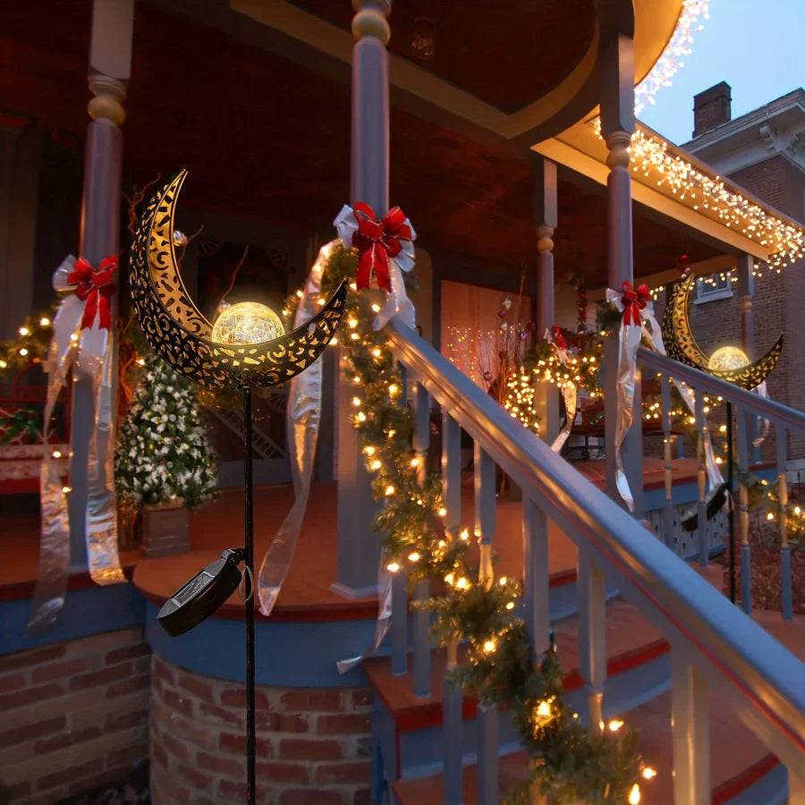 MoonGlow – Måneformad trädgårdslampa med solenergi och finurlig glöd