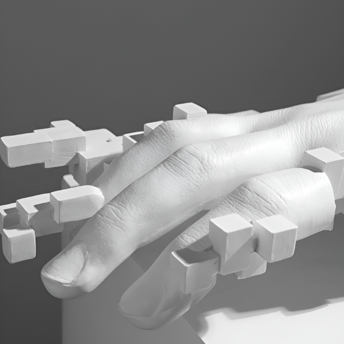 MosaicTouch - Abstrakt handstaty för modern inredning