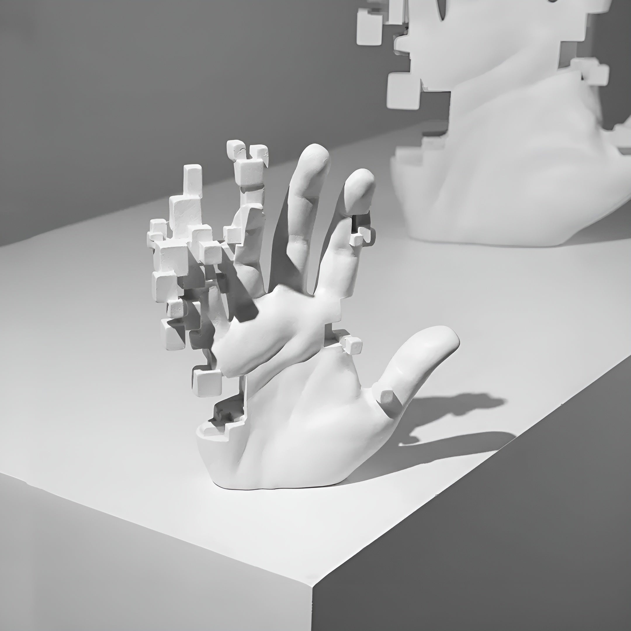 MosaicTouch - Abstrakt handstaty för modern inredning