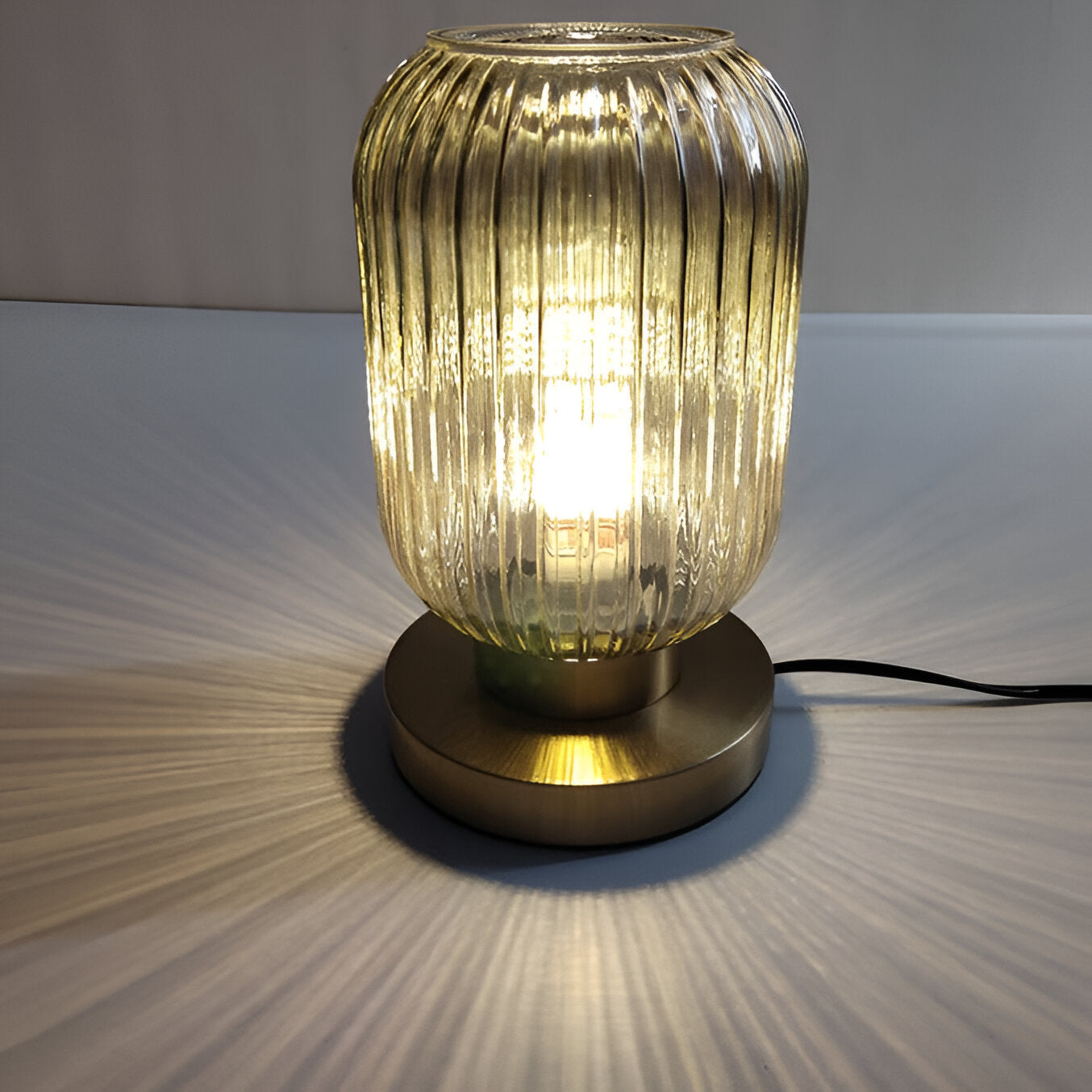Oriantha | Nordisk bordslampa med ribbat glas