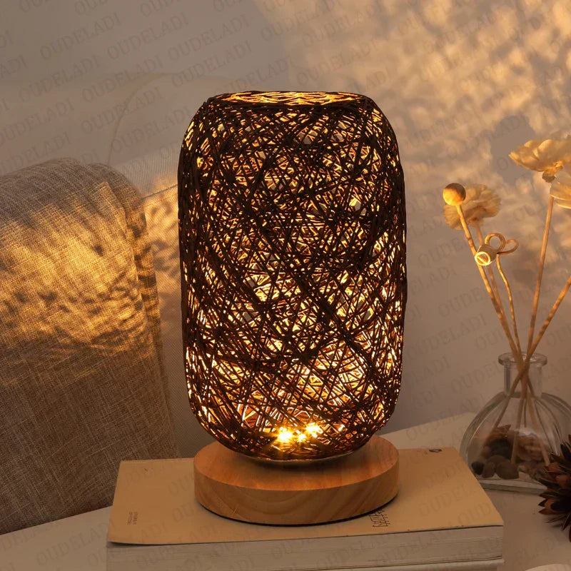 RusticGlow - Träbordslampa med repdesign – Handgjord LED-dekorativ lampa