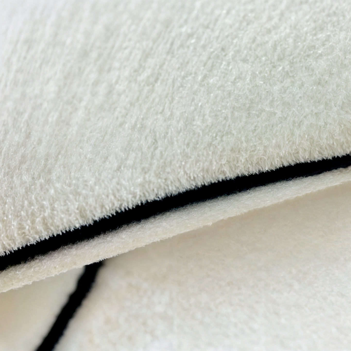 Hayle Matta: Rundt ullteppe med uregelmessig form og minimalistisk stil