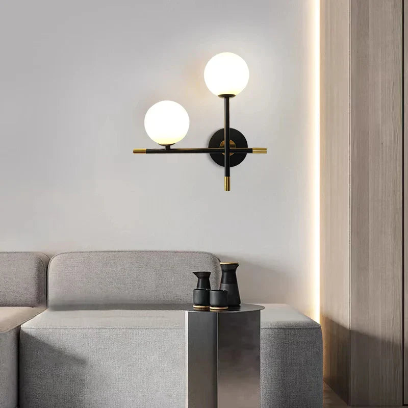 GlowLuxe - Modern LED Vägglampa med Glasskula