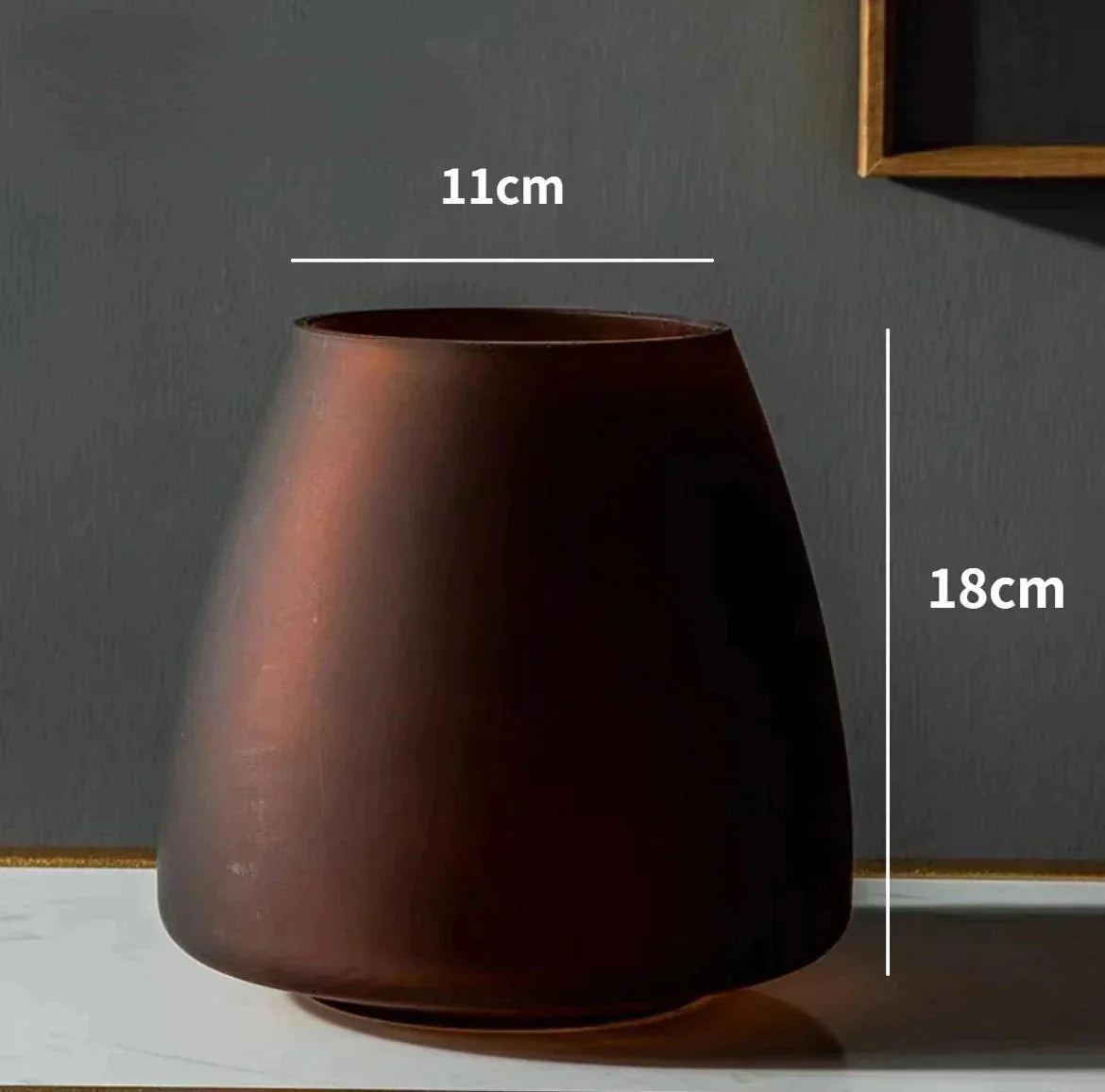 Kaffeefärgad glasvas med frostad yta – Nordic Light lyxstil för din dekoration