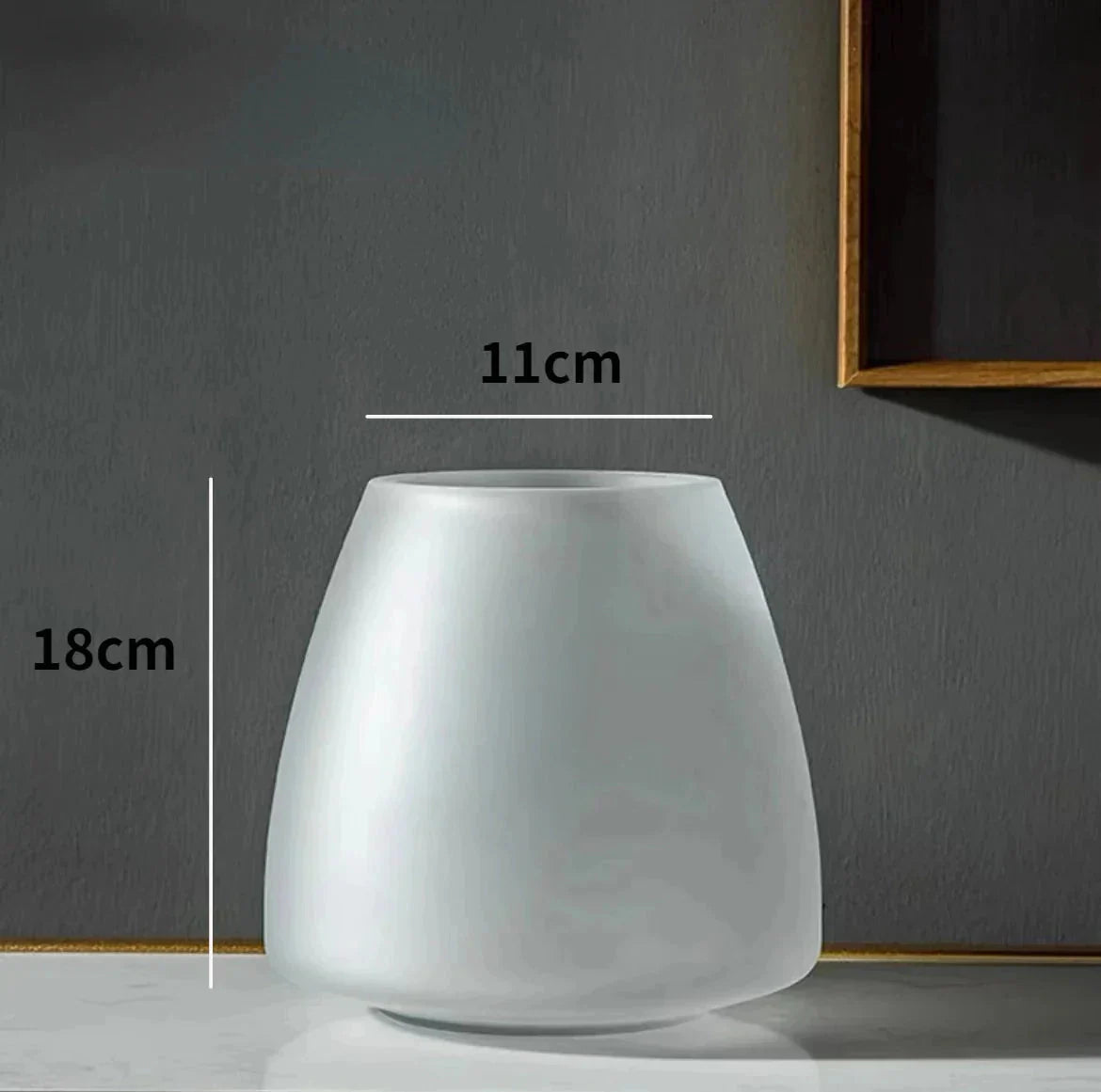 Kaffeefärgad glasvas med frostad yta – Nordic Light lyxstil för din dekoration