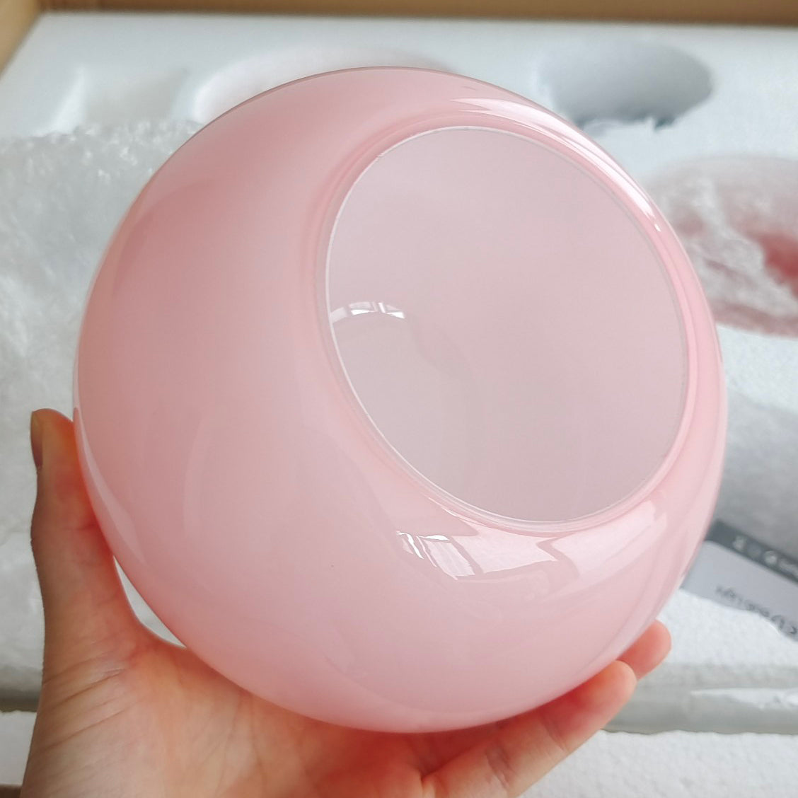 Taklampa med rosa glasglobskärmar