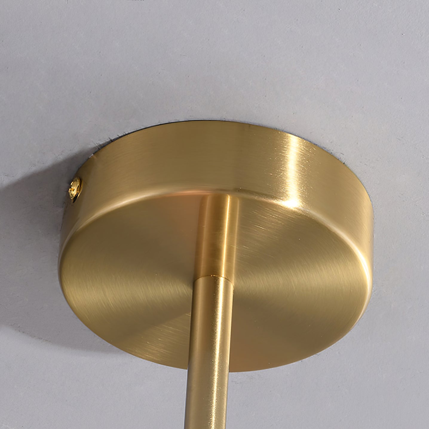 Taklampa med rosa glasglobskärmar