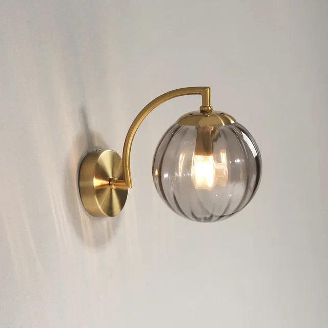 Elegant vägglampa med glasdesign