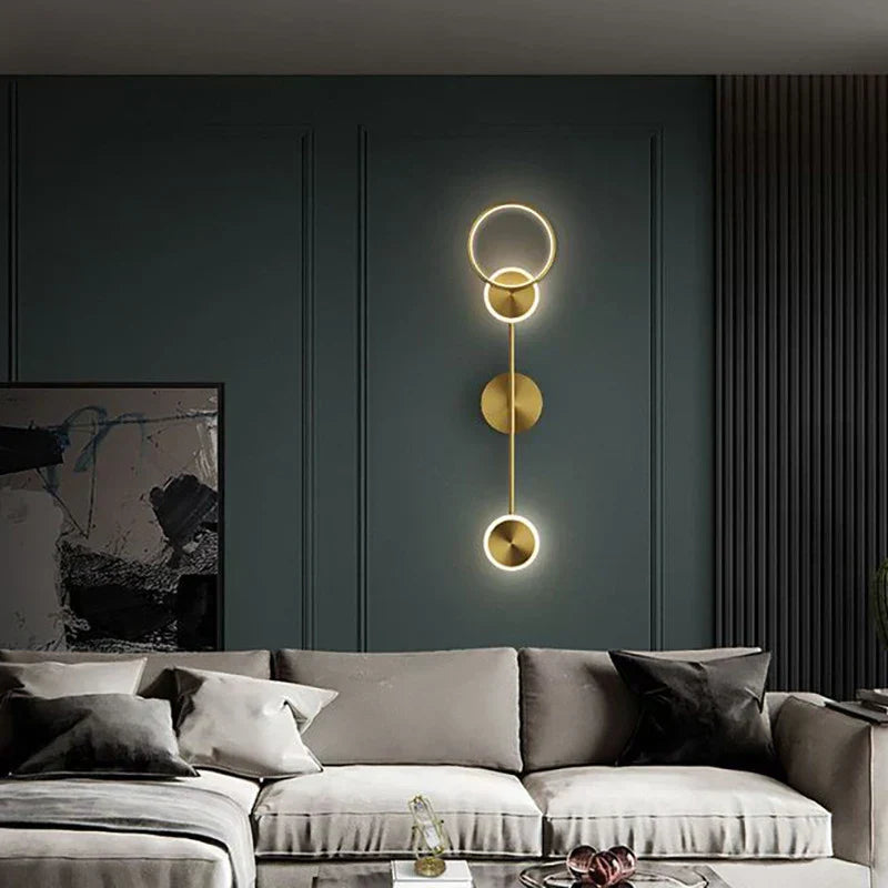 GlowCraft – Modern LED Vägglampa i Guld för Vardagsrum & Hall