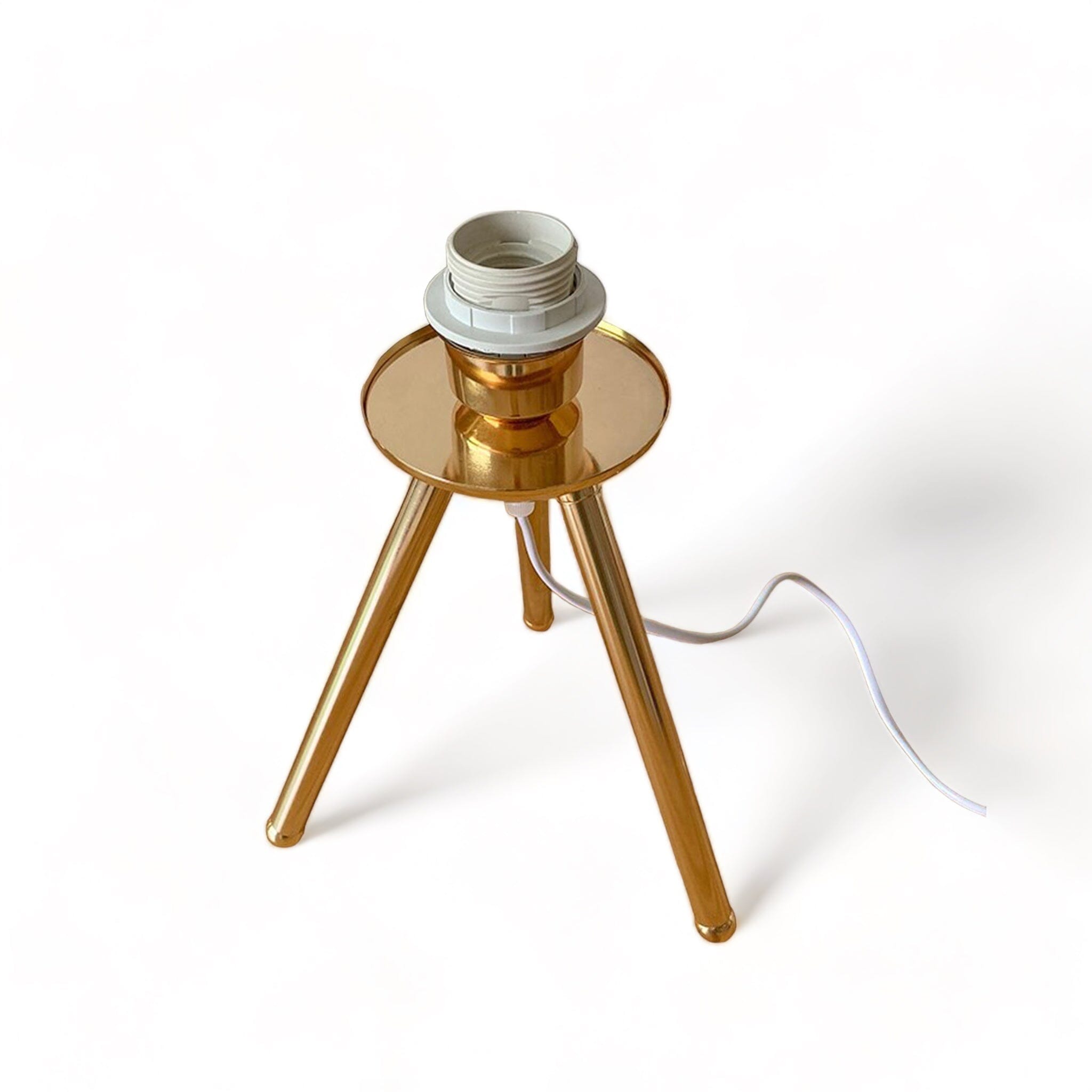 Elegant fjädrar bordslampa med mjukt gyllene ambient ljus