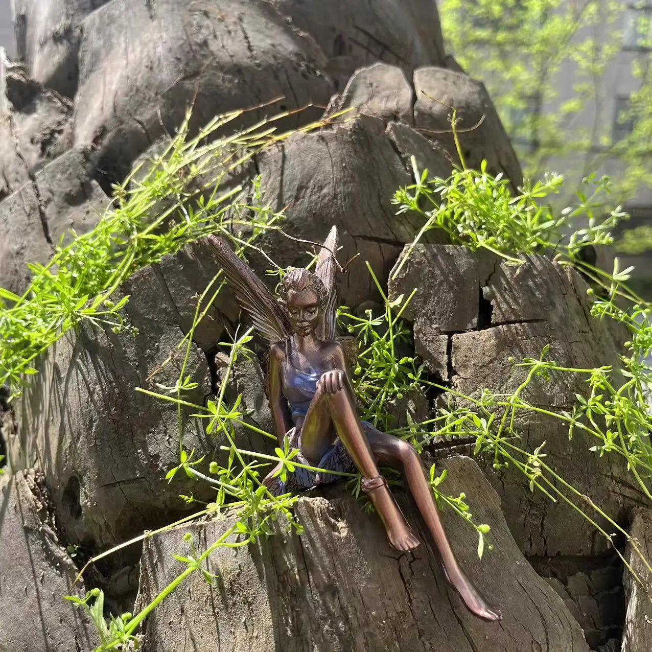 Trädgårdstrollskulptur gjord av resin dekorativ utomhusaccent