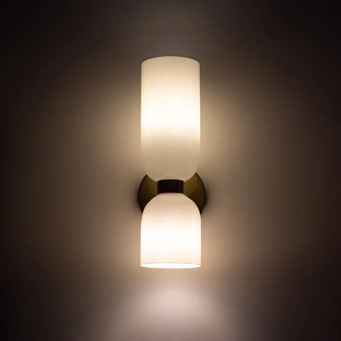 Modern vägglampa med glasnyanser och energieffektiv LED-lampa