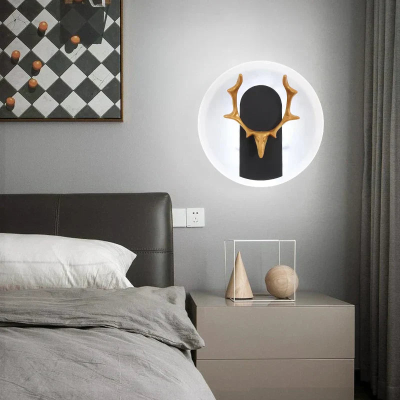 AntlerGlow - Modern LED Vägglampa med Gevärkdesign – Dekorativ Belysning