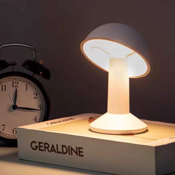 Skandinavisk Stilmessingsbordslampa i Guld