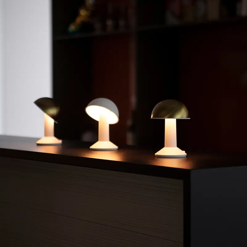 Bordslampa i Skandinavisk Stil med Guld Messing