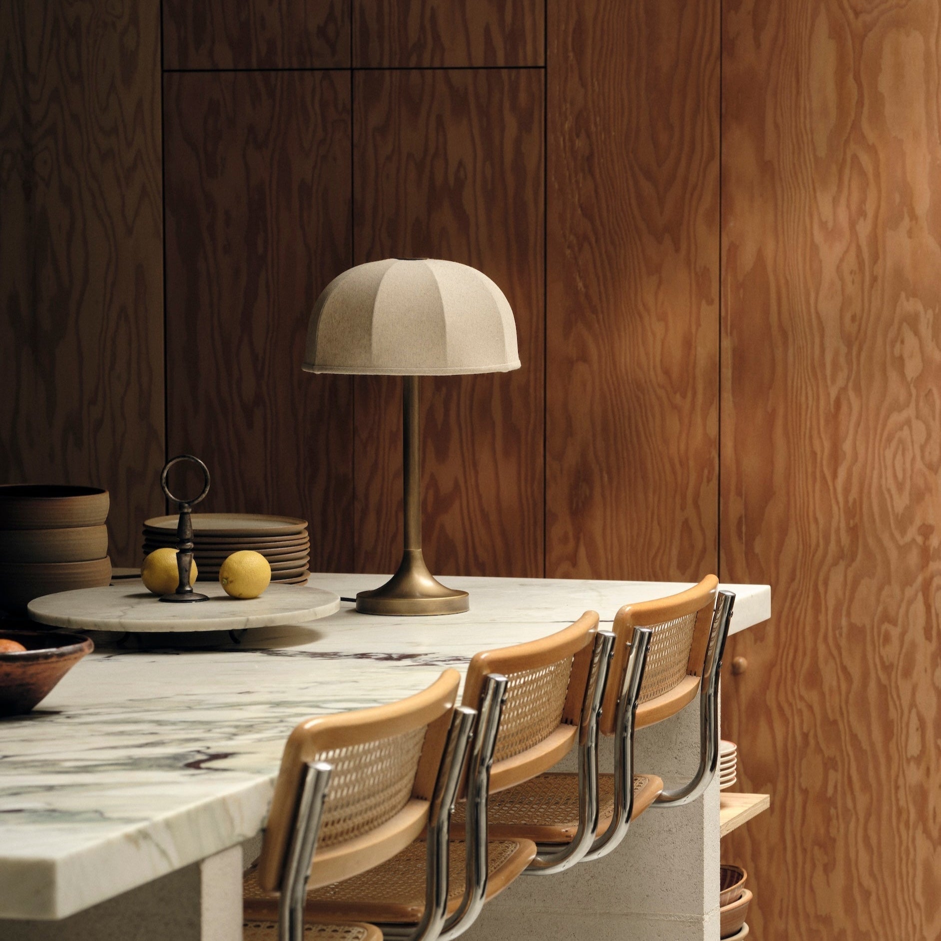 Ottino Bordlampa | Art Deco Sänglampa | Åldrad Mässing & Linne | Elegant Accentljus | Brick by Brick