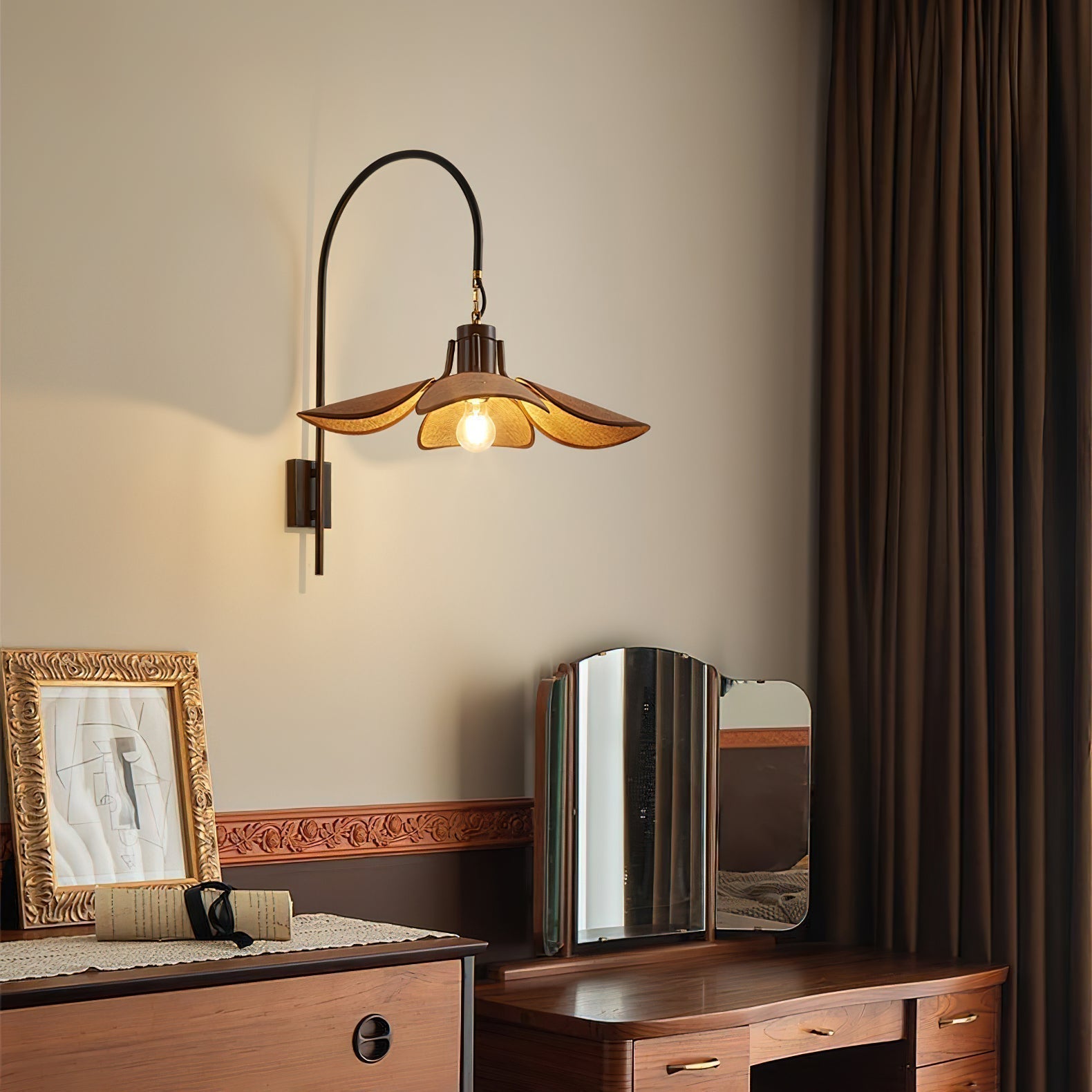 FloraLume – Blomformad Vägglampa för Elegant Belysning