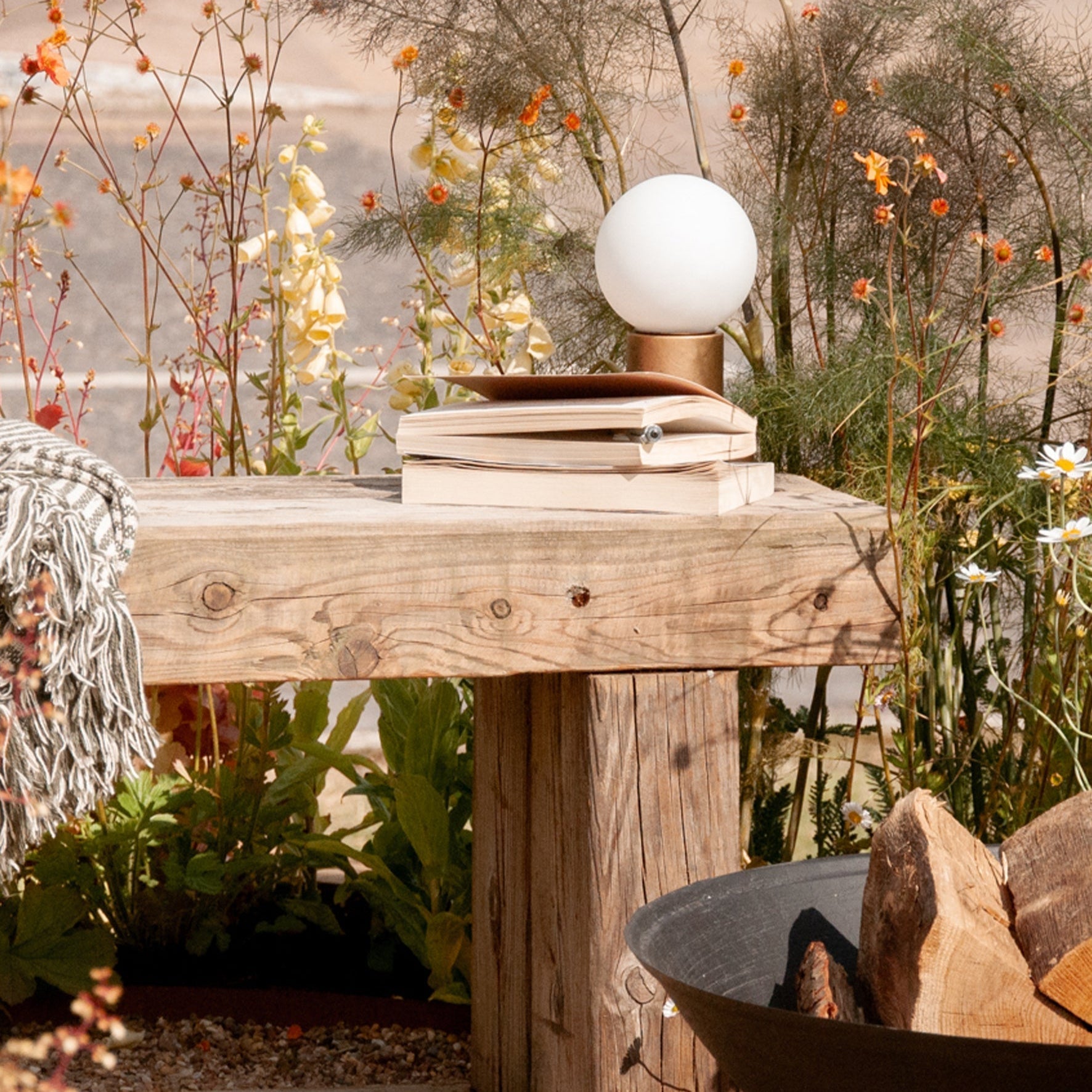 Porta Bordsbelysning | Trådlösa Sänglampor | Åldrad Mässing & Opal Glas | Touch Dimming | Brick by Brick London