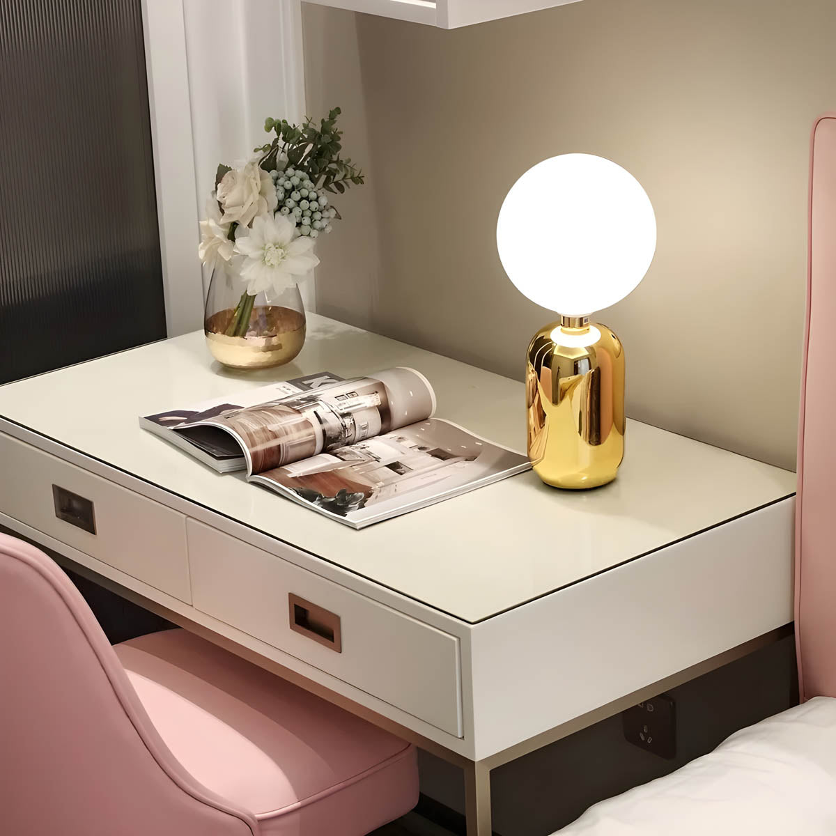 Stilren Globe Bordslampa