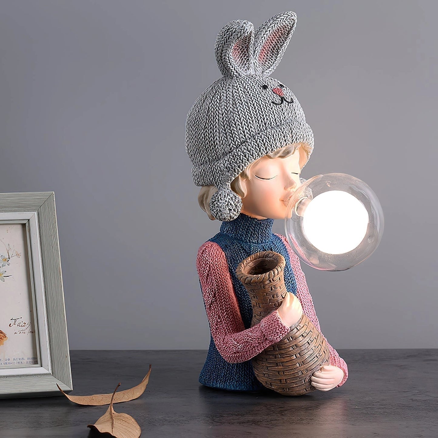 Resin bordslampa Elegance Lyra Rabbit Girl – Dubbel-glasskärm