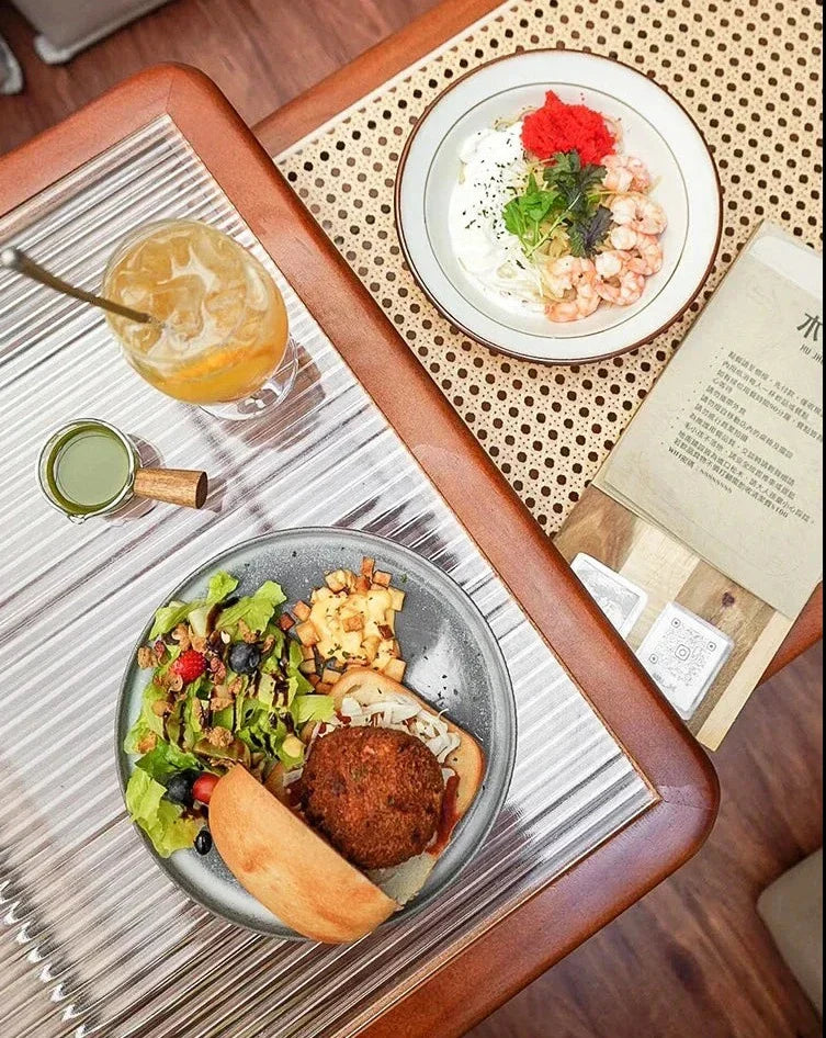 Solvia Cane | Rund soffbord av rotting med glasbordskiva i mid-century stil