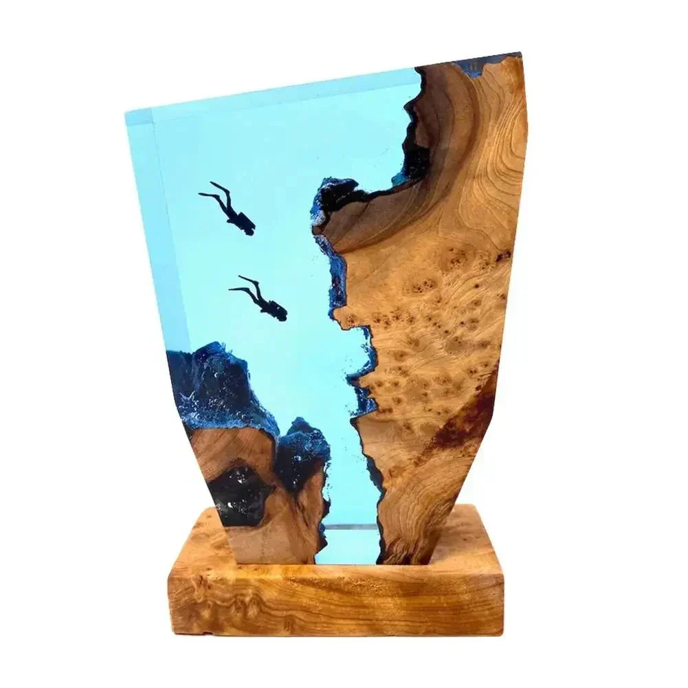 OceanGlow - LED Havdykare Bordslampa – Epoxy Trälamps med Maritim Design