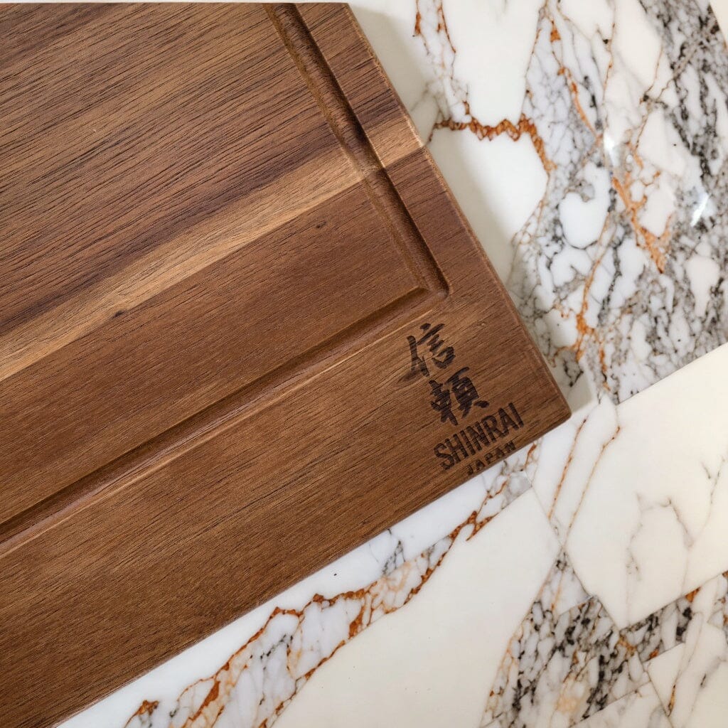 Shinrai Japan Skärbräda – Premium Akaciaträ, Saftränna & Handtag – Perfekt för Kök & BBQs