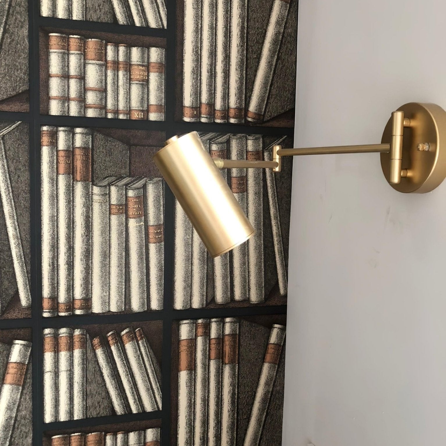 Justerbar svingarm vägglampa