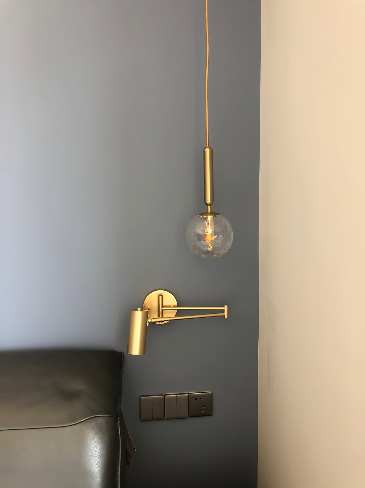 Justerbar svingarm vägglampa