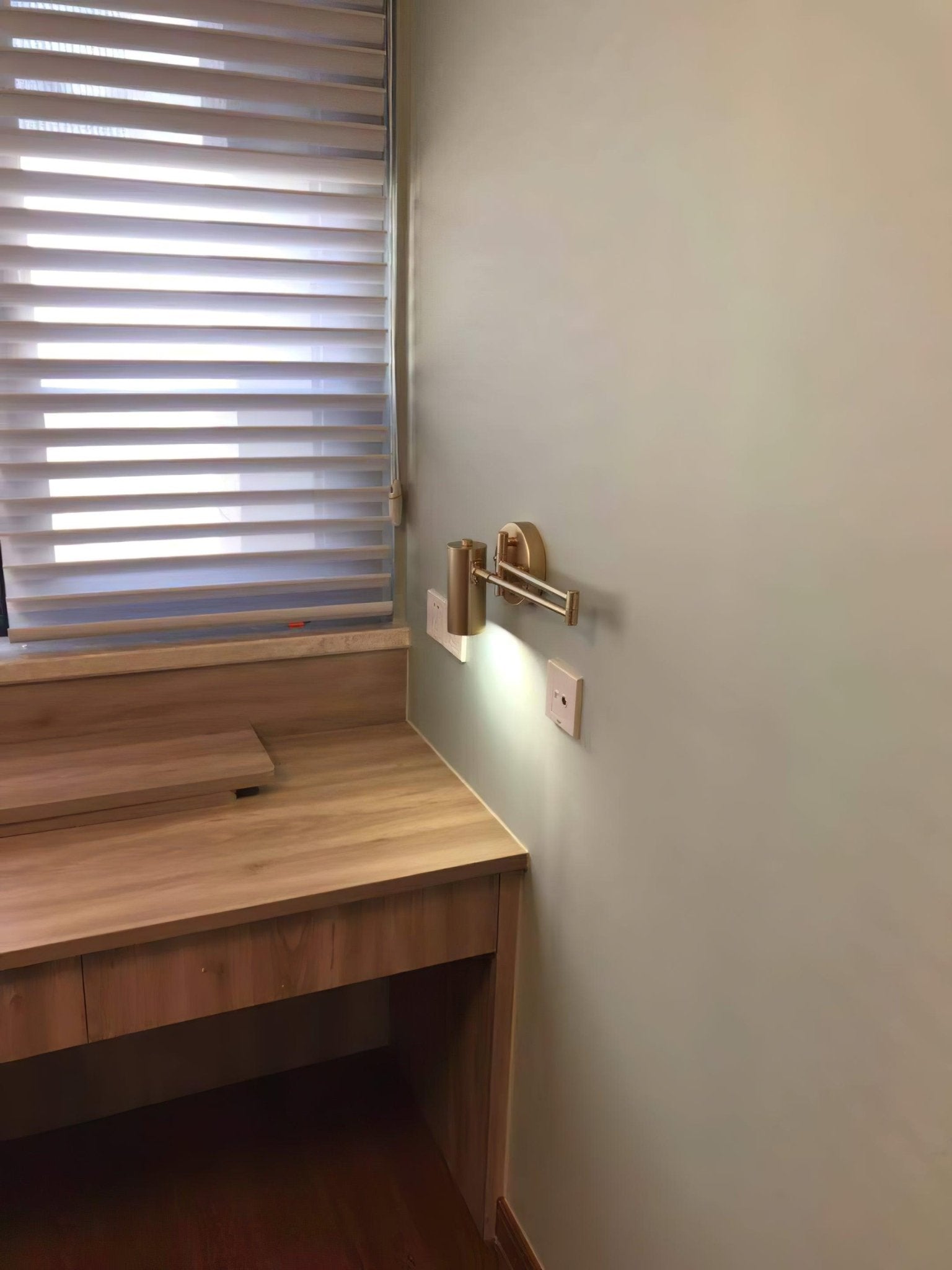 Justerbar svingarm vägglampa